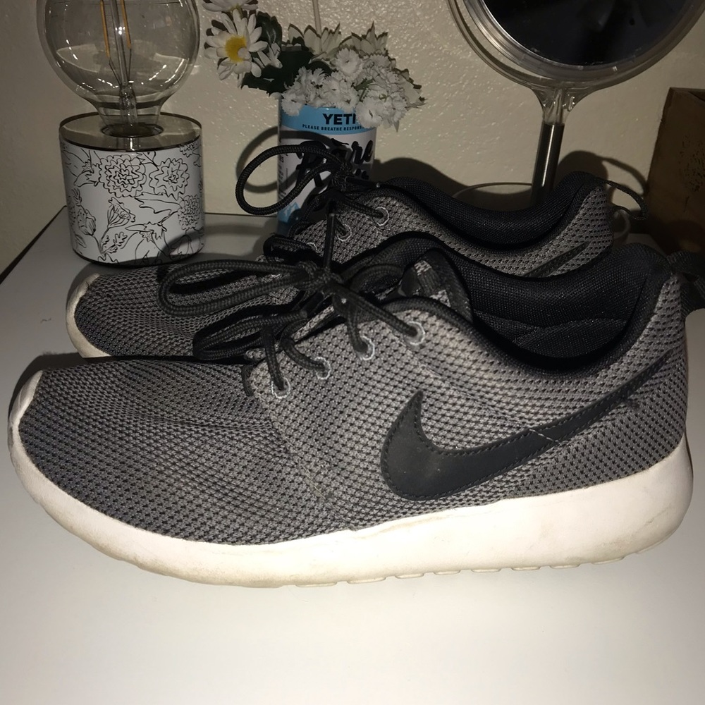 Nike Rosche Running Shoes - Picture 2 of 3